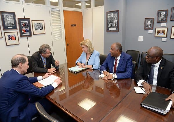 Côte d’Ivoire: Mme Ouattara interpelle 2 sénateurs américains sur les dangers d’un embargo sur le cacao