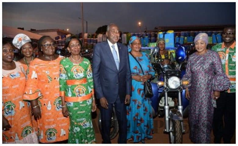 Dominique Ouattara offre 510 millions de dons et des chèques Fafci de 1,2 milliard aux femmes du Hambol (visite d’État)