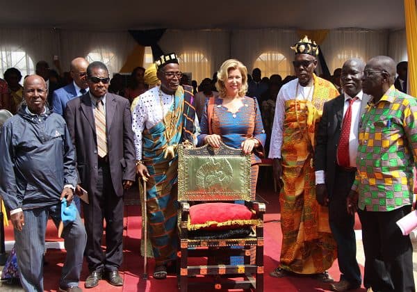 Bouaké : Dominique Ouattara reçoit une chaise royale et devient Koua Mouguê, reine du canton Fafouê (Côte d’Ivoire)