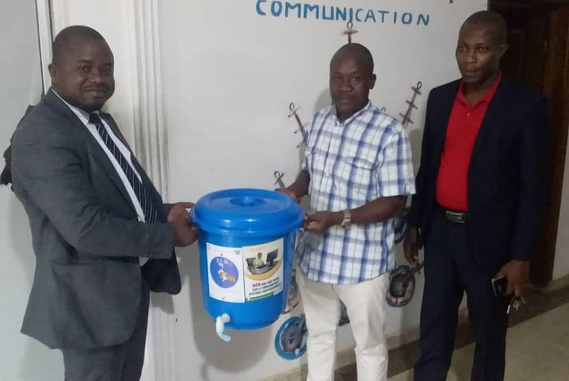 Lutte contre Covid-19 : Repprelci offre un kit à l'Intelligent d'Abidjan et Afrikipresse