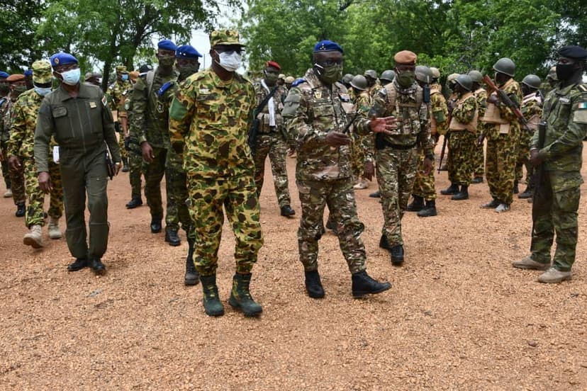 Opération de lutte anti-terroriste, baptisée ‘’COMOE 2020‘’ : Les patrons de l’armée ivoirienne et burkinabè saluent la franche collaboration entre leurs forces