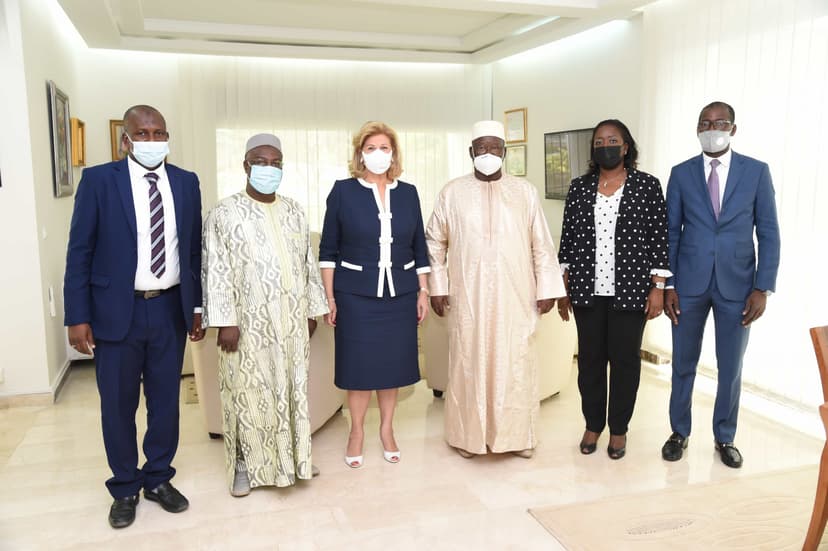 Côte d’Ivoire: Dominique Ouattara offre 10 millions de Fcfa à la Fondation Djigui (lutte contre les mutilations génitales, Prise en charge des orphelins)