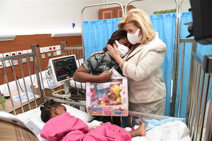 Côte d’Ivoire : Dominique Ouattara au chevet de 19 enfants atteints de Sténose caustique