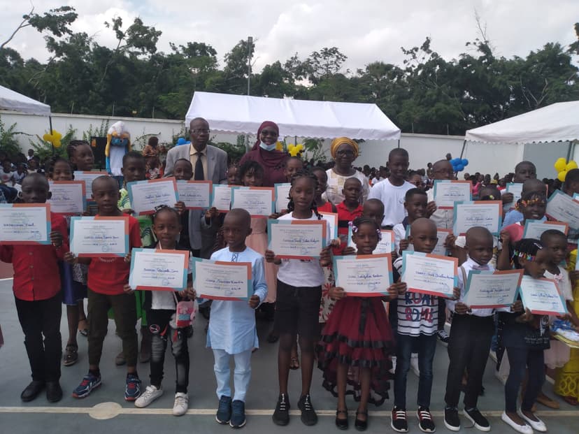 Côte d’Ivoire : Les meilleurs élèves, enseignants et travailleurs sociaux du Groupe scolaire d’Excellence Dominique Ouattara d’Abobo célébrés