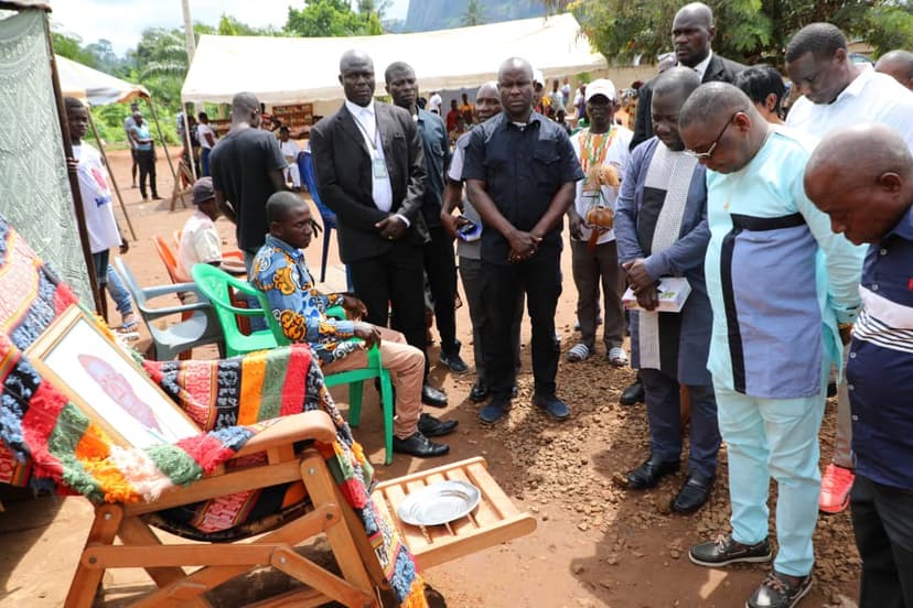 En tournée dans le Guémon, Serey Doh Célestin au chevet de ses collaborateurs, Mme Ange BAH, L'artiste Polino De Ziety et Dominique Penan