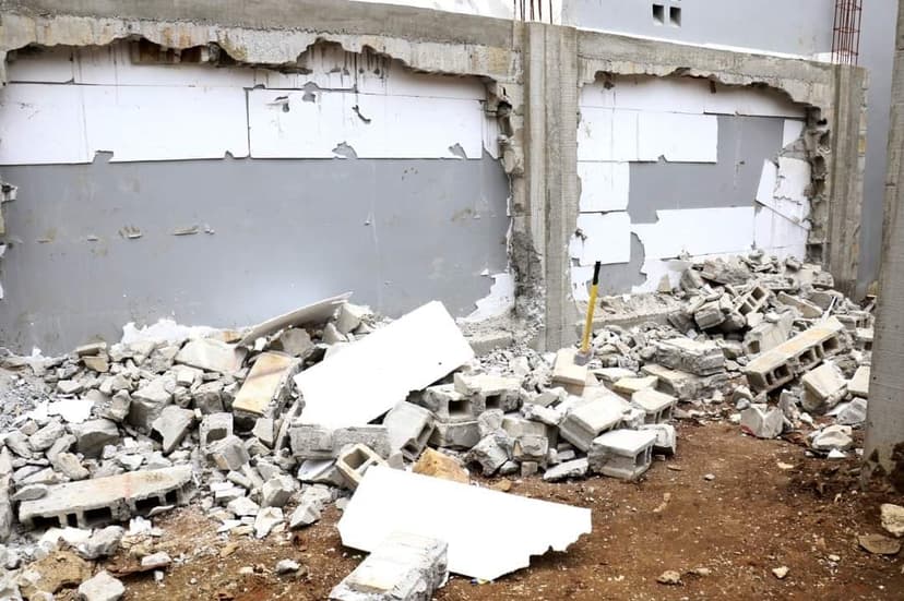 Lutte contre les constructions anarchiques en Côte d'Ivoire: deux bâtiments partiellement démolis à Cocody