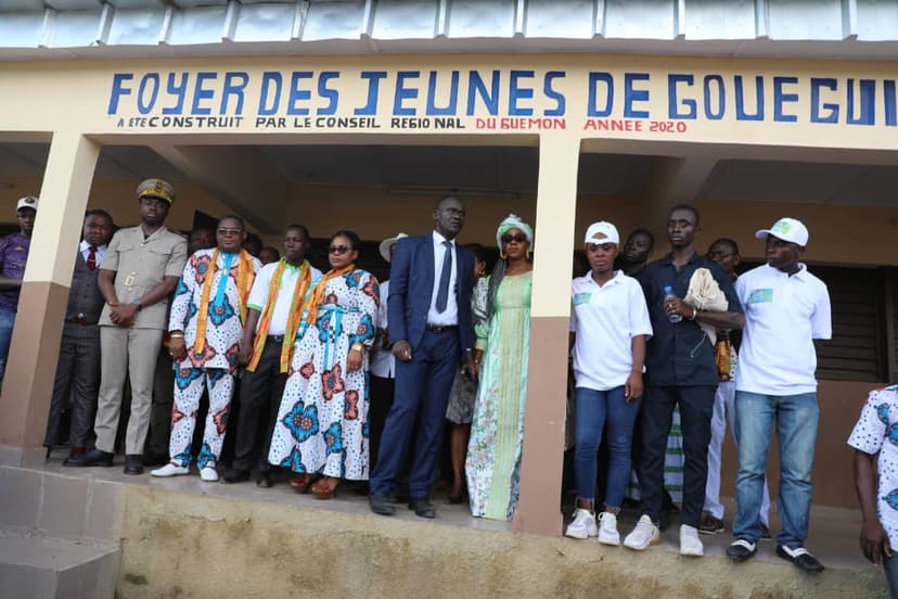 Bangolo : Serey Doh Célestin offre un foyer des jeunes, 17 motos, 13 chaises royales, 11 broyeuses et 1.670.000 fcfa aux populations de Gouegui