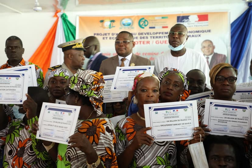 Projet Ecoter : Serey Doh Célestin remet un chèque de 40 millions à 29 OSC du Guémon