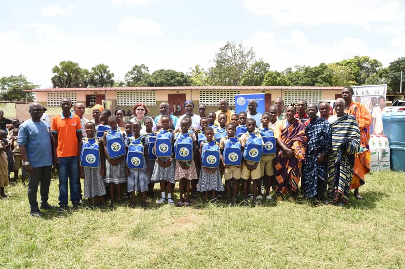 Distribution de Kits scolaires 2021-2022: Children Of Africa offre 300 kits à Tounzuebo II (Côte d’Ivoire)