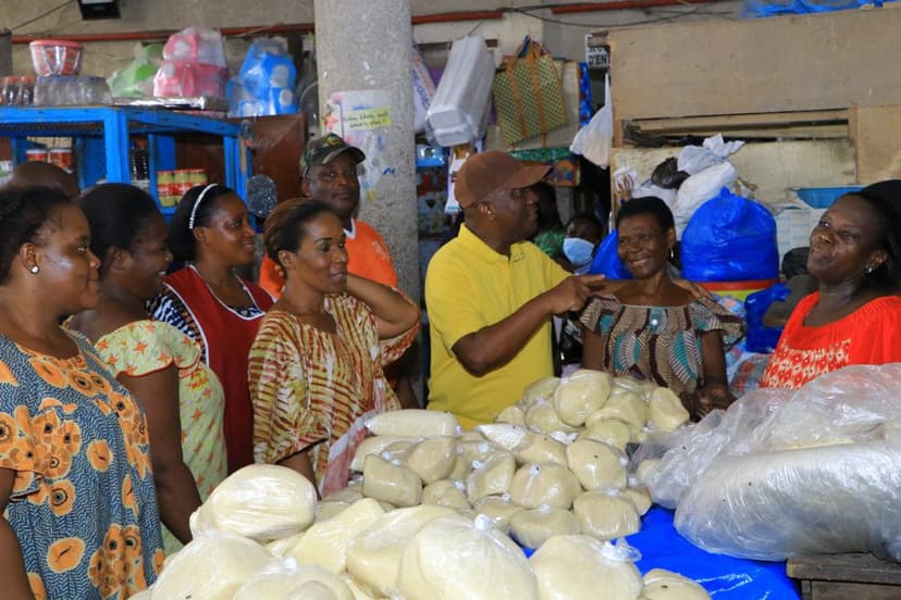 Abidjan-Cocody : Éric Taba échange avec les vendeuses d'attieke - poisson (Côte d’Ivoire)