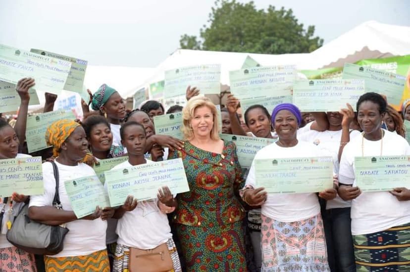 Côte d'Ivoire : La Première Dame Dominique Ouattara et les femmes, 10 ans d’entraide et de solidarité (FAFCI)
