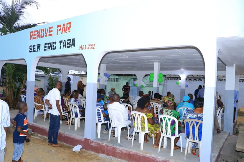 Abidjan - Cocody Saint Jean : Eric Taba restaure le préau de la cité château d’eau (Côte d’ivoire)