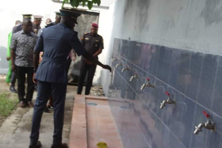 Actions citoyennes de la Garde Républicaine à Treichville: réhabilitations de toilettes, points d'eau, espace vert...au profit des élèves