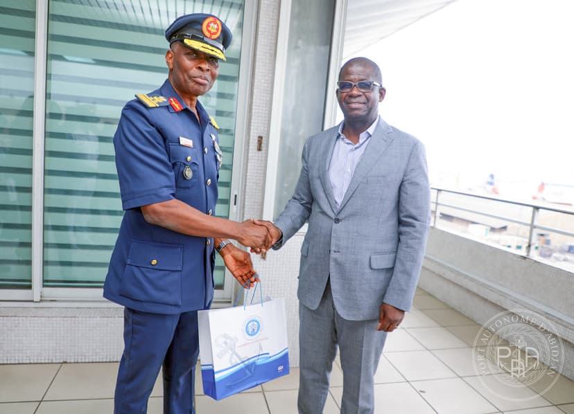Abidjan : des officiers de l'école de guerre de l'armée de l'air du Nigéria au Port automone