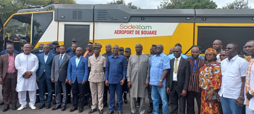 Sécurité aéroportuaire : Amadou Koné offre deux véhicules de sécurité incendie de types VMA112 et PS100 aux Pompiers de Bouaké