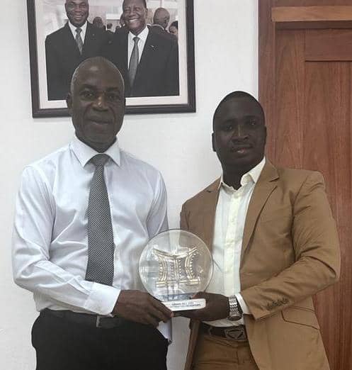 N'da Kouamé Lemissa présente sa distinction à son parrain, le conseiller d'Alassane Ouattara