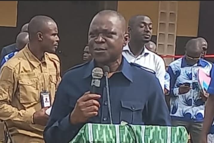 Côte d’Ivoire : Amadou Koné inaugure le foyer des jeunes et pose la 1ère pierre du centre de Santé de Baheremi-Prikro