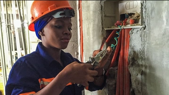 Chronique du lundi : Quelle place pour l’enseignement technique et la formation professionnelle ? Avec l'« école de la deuxième chance » (E2C), le gouvernement vise à insérer professionnellement un million de jeunes d’ici 2030