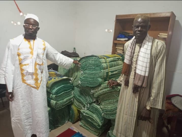 Solidarité : Alpha Sanogo offre mille nattes de prière à la grande mosquée de Tiassalé