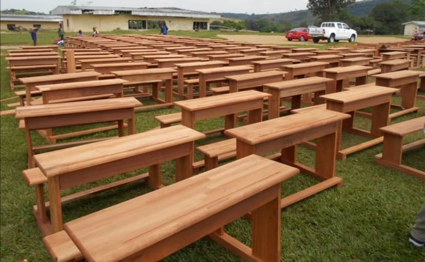 Dabakala : Le Conseil régional du Hambol équipe des établissements en tables-bancs