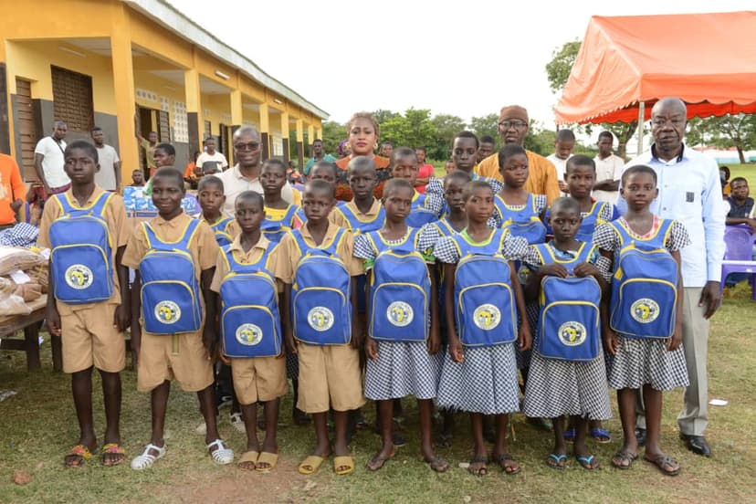 Côte d'Ivoire : La Fondation Tchépé remet 500 kits scolaires aux élèves de Ponvogo à Korogho