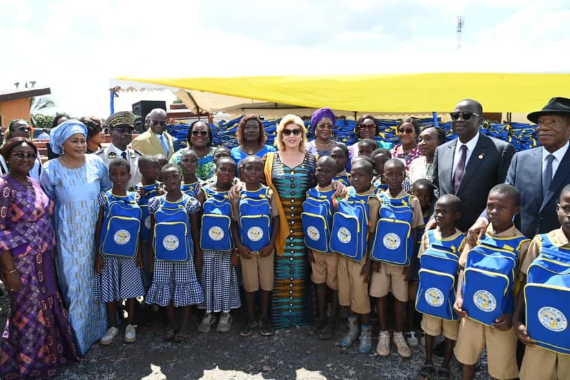 Toumodi : Dominique Ouattara lance officiellement la campagne nationale de distribution gratuite de 15.000 kits scolaires et augmente le FAFCI des femmes du Bélier à 1,5 milliard de FCFA