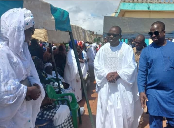 Funérailles de Ouattara ANZOUMANA, Imam d’Ahougnanssou (Bouaké) : Amadou Koné aux côtés de la communauté musulmane, offre 1,5 millions de FCFA (cérémonie de 7e jour)