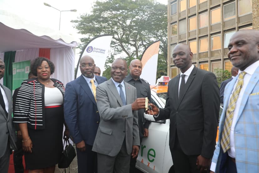 Renouvellement du parc automobile : Amadou Koné remet 50 taxis neufs à l’entreprise Taxis Abidjanais