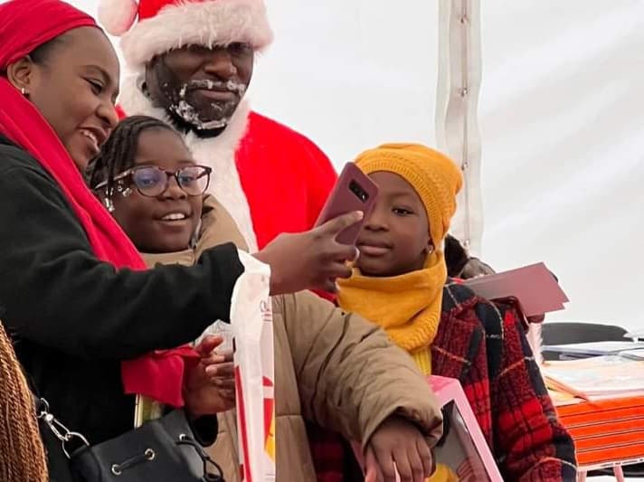 Premier arbre de noël à l’ambassade de Côte d’Ivoire à Paris : Bandama Maurice offre 600 jouets et livres.