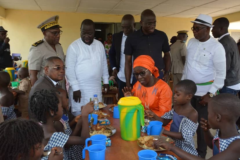 Côte d'Ivoire : Dominique Ouattara équipe la cantine scolaire de Zouatta 1
