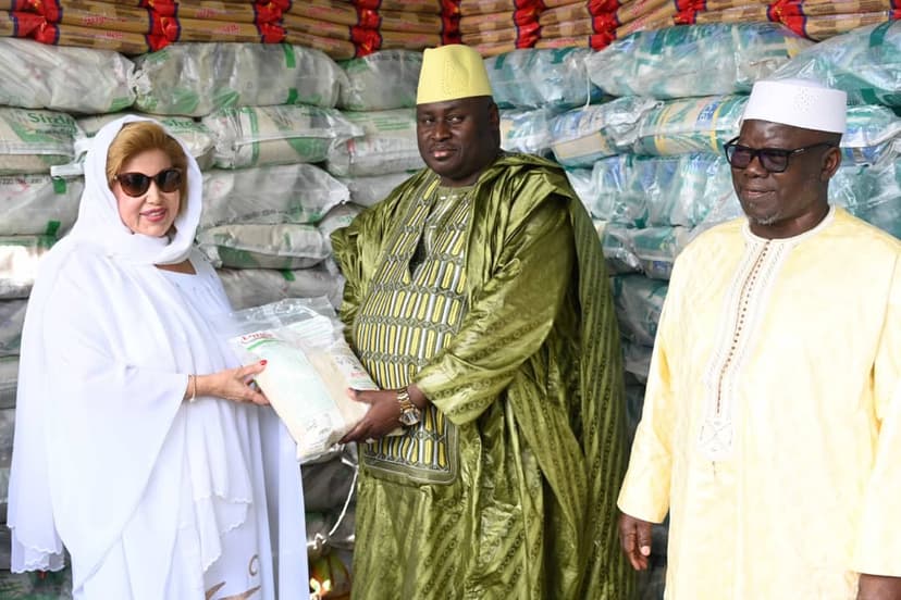 Ramadan 2023 : La Première Dame Dominique Ouattara fait des dons d'une valeur de 130 millions de fcfa aux musulmans après les chrétiens et appelle les deux communautés au rapprochement et au dialogue entre les religions.