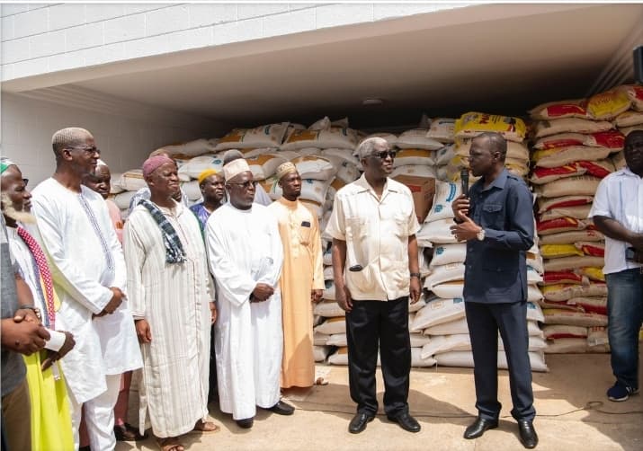 Solidarité du chef de l'État : Amadou Koné remet 115 tonnes de kits alimentaires aux chrétiens et musulmans de Bouaké