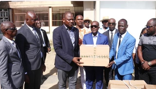 Université Félix Houphouët Boigny : Éric Taba offre des médicaments