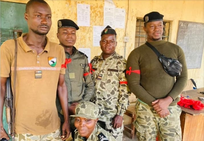 Prisons en Côte d'Ivoire : les gardes pénitentiaires protestent avec des brassards rouges, la tutelle rassure