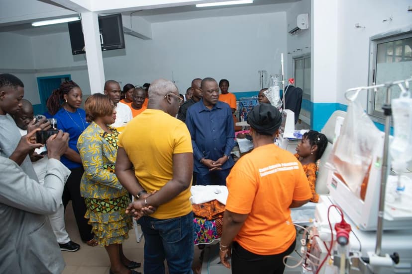 Centre d'hémodialyse de Bouaké : Amadou Koné apporte sa compassion aux malades.