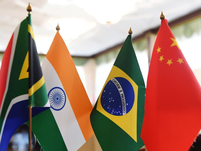 Chronique du lundi : d’un côte, le G7, de l’autre, LES BRICS : au milieu, l’Afrique !