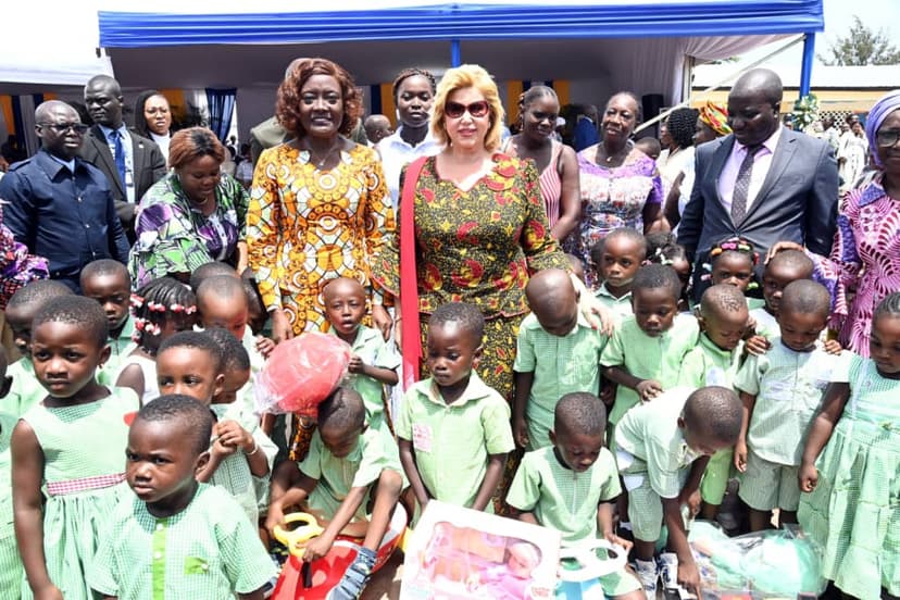 Rentrée scolaire 2023-2024 en Côte d’Ivoire : Mme Dominique Ouattara a lancé la distribution de 15000 kits scolaires de la Fondation Children Of Africa à Grand-Bassam, son message aux enseignants, parents et élèves