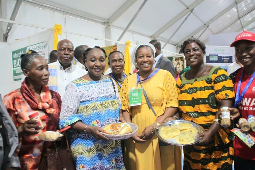 SARA 2023 : Dr Raymonde Goudou Coffie visite le stand du district autonome des Lacs