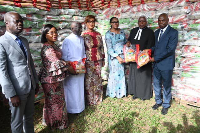 Pâques 2024 : Dominique Ouattara offre des dons d’une valeur de 130 millions de FCFA à la communauté chrétienne