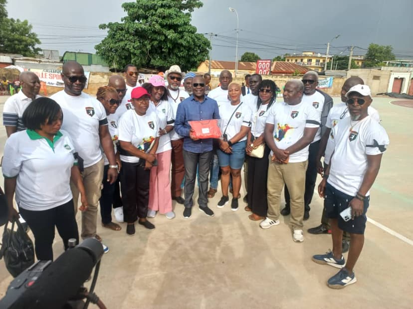 Bouaké : des ex-internationaux ivoiriens handballeurs offrent du matériel sportif au centre CONAF IRDO