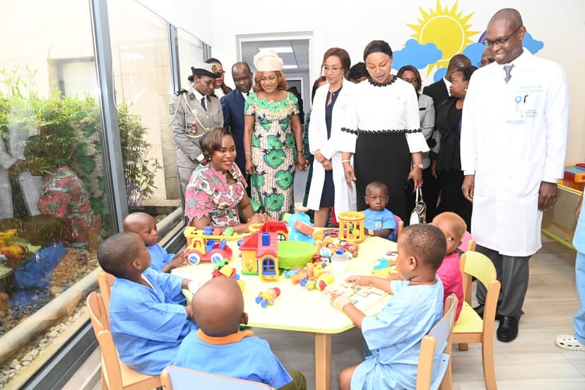 Côte d’Ivoire : Mme Zita Oligui NGUEMA visite l’hôpital Mère-Enfant Dominique Ouattara de Bingerville