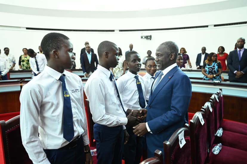 Côté d'Ivoire : les meilleurs élèves du lycée Alassane Ouattara de Grand-Bassam reçus par le président Bictogo