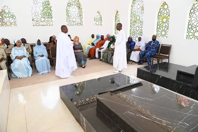 Côte d'Ivoire : De passage à Korhogo pour Tafiré, Dominique OUATTARA s’est recueillie sur le caveau de l’ancien Premier Ministre Amadou Gon Coulibaly