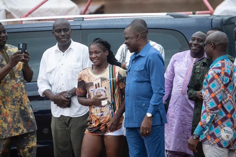 Tournoi de lutte traditionnelle à Bouaké : Amadou Koné félicite les Ivoiriennes Céline et Amy grands vainqueurs