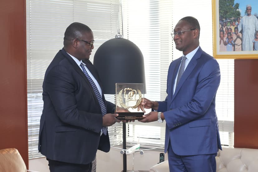 Transport : Ibrahim KONÉ présente le Prix d'Excellence de Quipux Afrique aux autorités