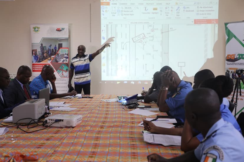 Côte d’Ivoire : filmé avec le téléphone au volant, un chauffeur de car suspendu pour 12 mois