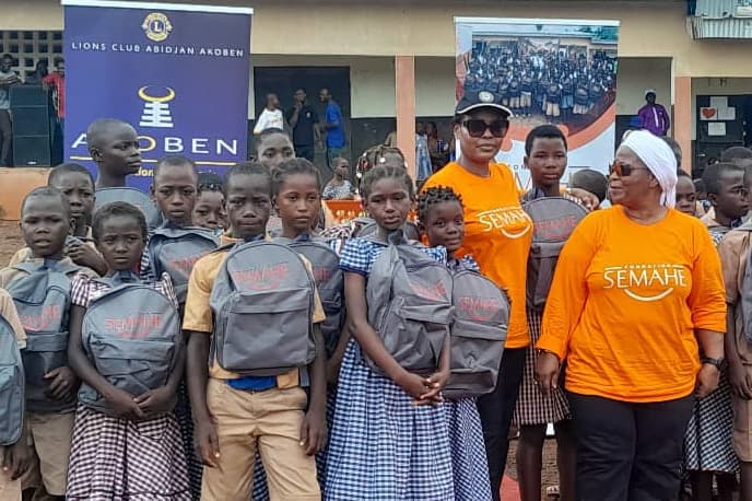Duékoué ; L'ONG Semahe offre 300 kits scolaires et 500 repas aux élèves de Tobly Bangolo