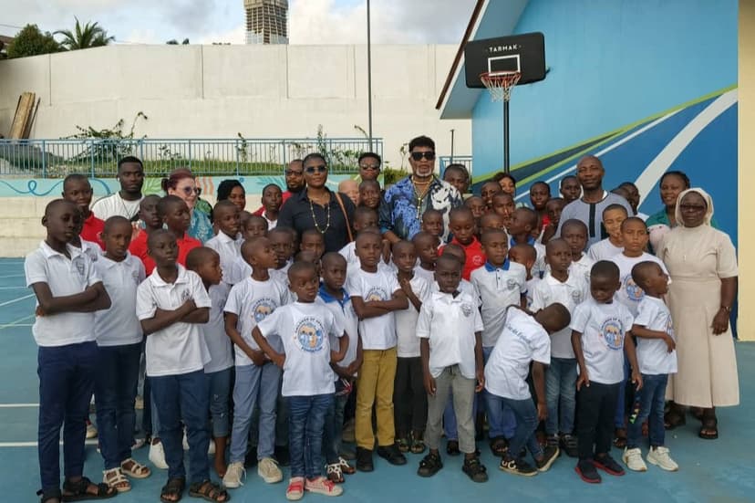 Koffi Olomidé touché par l’œuvre de Dominique Ouattara à l’hôpital Mère-Enfant et à la Case des Enfants