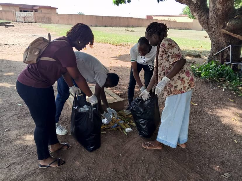 Journée internationale des bénévoles : l'AVF organise une opération de salubrité sur le campus 2 de l’Université Alassane Ouattara de Bouaké