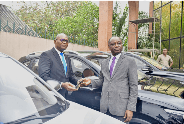 Ministère chargé des Sports : Silas METCH offre 7 véhicules neufs à des agents